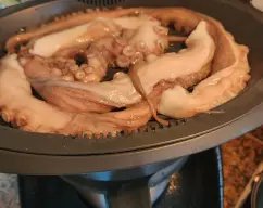 Step <p>Ponemos en el vaso 1litro de agua, una hoja de laurel seca y 1/2 cebolla</p><p>Ponemos el cestillo con 500g de patata chascada o troceada. </p><p><br></p> illustration