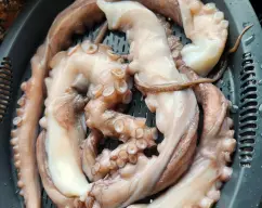 Step <p>Descongelar el pulpo y pasarlo por agua. Este concretamente pesa 2kl, tenemos que calcular que por cada kl de pulpo necesita 30min te varoma. </p> illustration